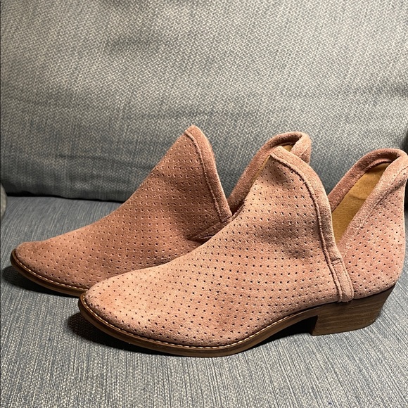 Lucky Brand Pink Suede bootie, shootie, shoes READ for sizing - Picture 3 of 10